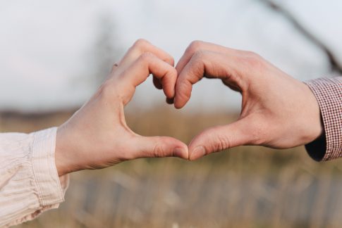 Herz während Prewedding-Shooting bei Frankfurt in Hessen