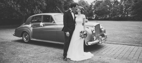 Hochzeitspaar vor Oldtimer Bentley im Clostermanns Hof in Niederkassel in Nordrhein-Westfalen