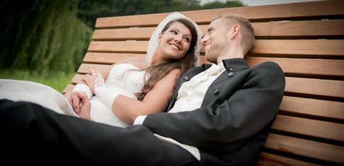 Hochzeitspaar auf einer Parkbank im Stadtpark in Remscheid in Nordrhein-Westfalen