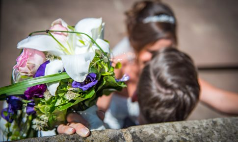 Brautpaarshooting mit Brautstrauß an Wendelinuskapelle in St. Wendel im Saarland
