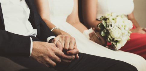 Händchenhalten des Brautpaares während der standesamtlichen Zeremonie