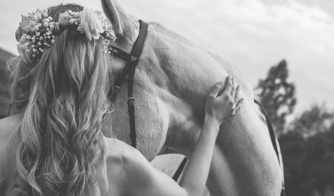 Braut mit Pferd bei Hochzeitsshooting von eurem Hochzeitsfotograf aus dem Saarland