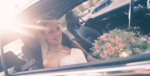 Braut im Auto