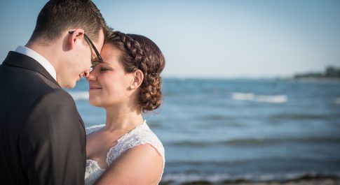 Hochzeitspaar an der Ostsee in Schleswig-Holstein