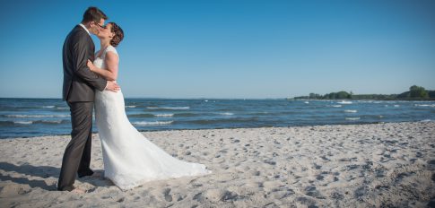 Hochzeitspaar am Strand von Damp in Schleswig-Holstein