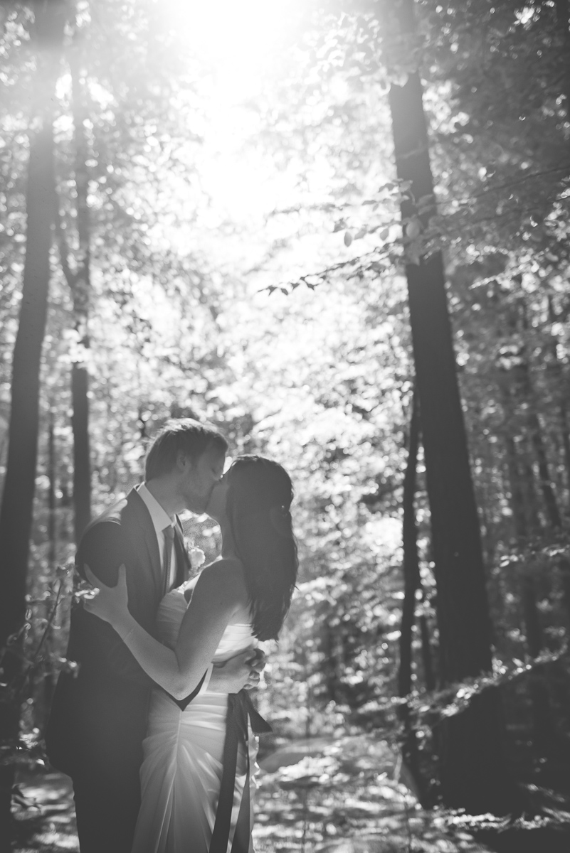 Kuss eines Brautpaares im Wald in Rheinland-Pfalz von eurem Hochzeitsfotografen